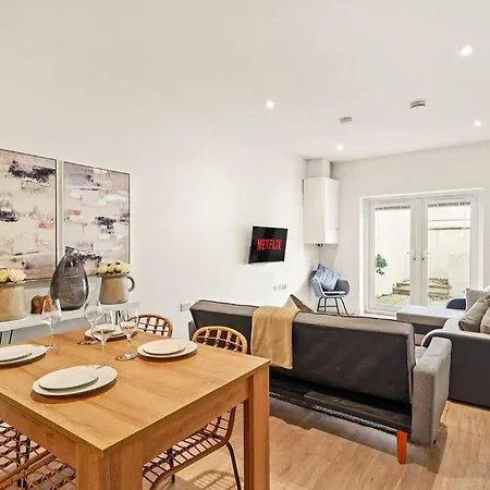 Exquisite Scandi Gem Of - Sleeps 6 * Bristol