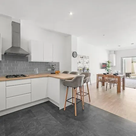 Exquisite Scandi Gem Of - Sleeps 6 * Bristol